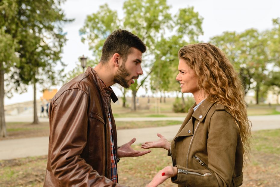 un ragazzo e una ragazza che parlano